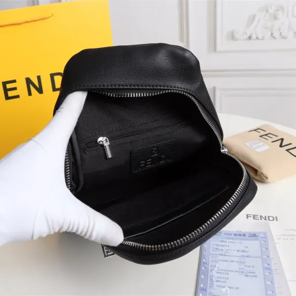 【2026】【FENDI 公式 旗艦店】フェンディ 胸ポケット当日出荷 好評に付き再入荷！19*26*6.5CM