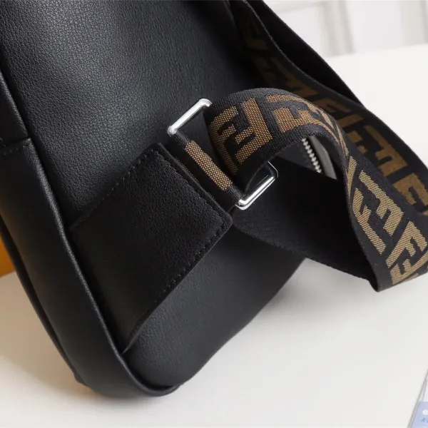 【2026】【FENDI 公式 旗艦店】フェンディ 胸ポケット当日出荷 好評に付き再入荷！19*26*6.5CM
