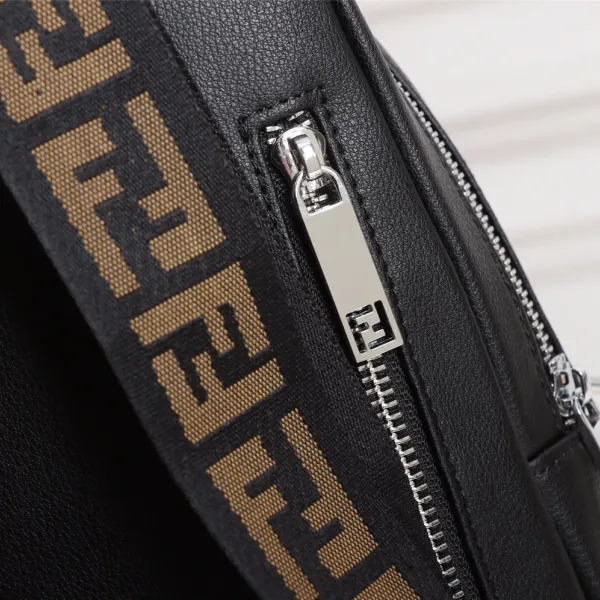 【2026】【FENDI 公式 旗艦店】フェンディ 胸ポケット当日出荷 好評に付き再入荷！19*26*6.5CM