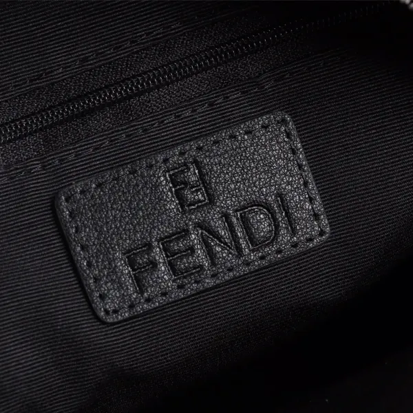 【2026】【FENDI 公式 旗艦店】フェンディ 胸ポケット当日出荷 好評に付き再入荷！19*26*6.5CM