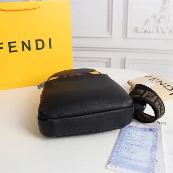 【2026】【FENDI 公式 旗艦店】フェンディ 胸ポケット当日出荷 好評に付き再入荷！19*26*6.5CM