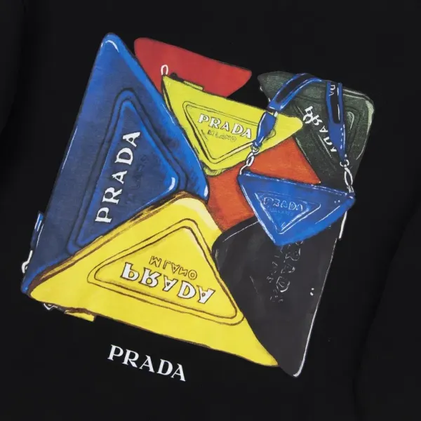 【2026】【PRADA 公式旗艦店】プラダ 丸首の衛衣 スウェットご好評に付き再入荷! 【2026】【PRADA 公式旗艦店】プラダ 丸首の衛衣 スウェットご好評に付き再入荷!