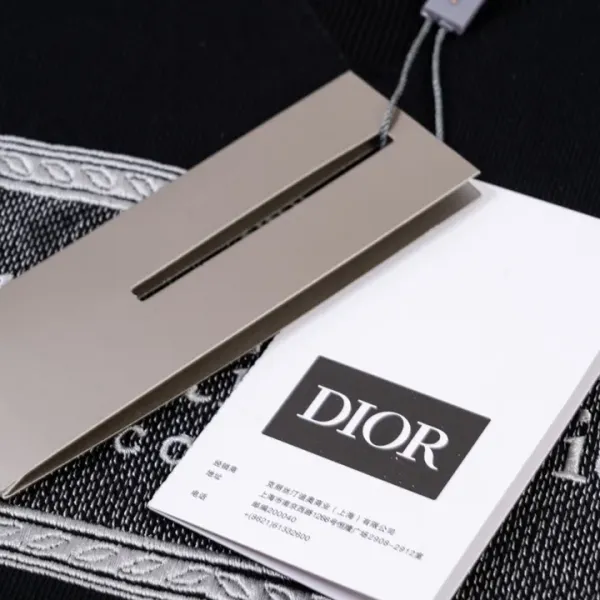 【2026】【DIOR 公式旗艦店】ディオール 丸首の衛衣 スウェットご好評に付き再入荷! 【2026】【DIOR 公式旗艦店】ディオール 丸首の衛衣 スウェットご好評に付き再入荷!