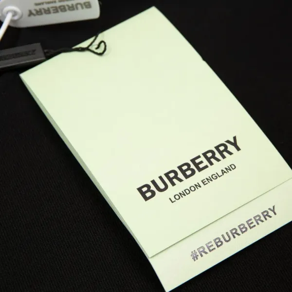 【2026】【BURBERRY 公式旗艦店】バーバリー 丸首の衛衣 パーカー ウェットご好評に付き再入荷! 【2026】【BURBERRY 公式旗艦店】バーバリー 丸首の衛衣 パーカー ウェットご好評に付き再入荷!