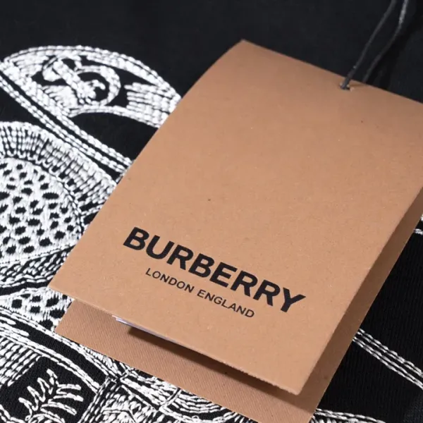 【2026】【BURBERRY 公式旗艦店】バーバリー   丸首の衛衣 ご好評に付き再入荷！