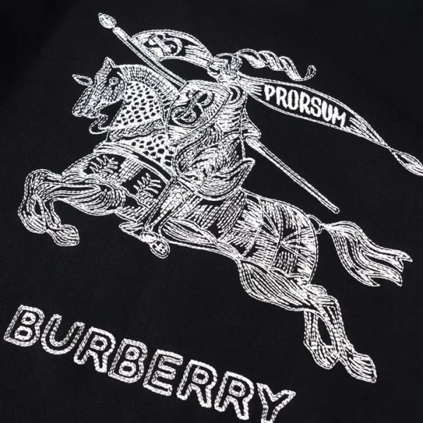 【2026】【BURBERRY 公式旗艦店】バーバリー   丸首の衛衣 ご好評に付き再入荷！