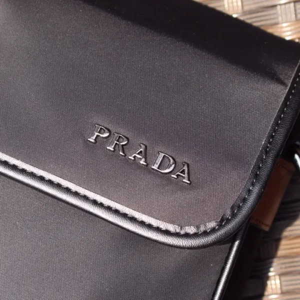 【2026】【PRADA 公式旗艦店】プラダ  ショルダーバッグ 当日出荷 好評に付き再入荷！31*21*6CM