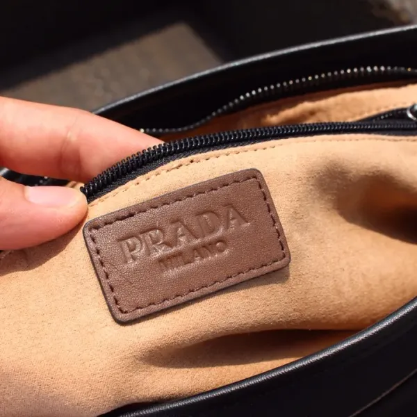 【2026】【PRADA 公式旗艦店】プラダ  ショルダーバッグ 当日出荷 好評に付き再入荷！31*21*6CM