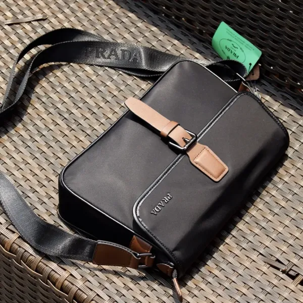【2026】【PRADA 公式旗艦店】プラダ  ショルダーバッグ 当日出荷 好評に付き再入荷！31*21*6CM