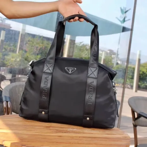 【2026】【PRADA 公式旗艦店】プラダ  旅行かばん  当日出荷 好評に付き再入荷！39*28*10CM