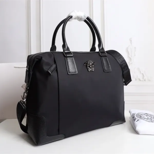 【2026】【VERSACE 公式旗艦店】ヴェルサーチ 旅行かばん 当日出荷 好評に付き再入荷!41*31*13CM 【2026】【VERSACE 公式旗艦店】ヴェルサーチ 旅行かばん 当日出荷 好評に付き再入荷!41*31*13CM