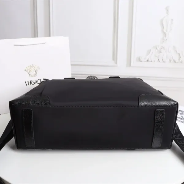 【2026】【VERSACE 公式旗艦店】ヴェルサーチ 旅行かばん 当日出荷 好評に付き再入荷!41*31*13CM 【2026】【VERSACE 公式旗艦店】ヴェルサーチ 旅行かばん 当日出荷 好評に付き再入荷!41*31*13CM