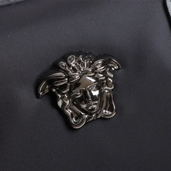 【2026】【VERSACE 公式旗艦店】ヴェルサーチ 旅行かばん 当日出荷 好評に付き再入荷!41*31*13CM 【2026】【VERSACE 公式旗艦店】ヴェルサーチ 旅行かばん 当日出荷 好評に付き再入荷!41*31*13CM