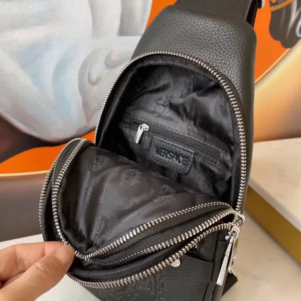 【2026】【VERSACE 公式 旗艦店】ヴェルサーチ 胸ポケット当日出荷 好評に付き再入荷!29*16*6CM 【2026】【VERSACE 公式 旗艦店】ヴェルサーチ 胸ポケット当日出荷 好評に付き再入荷!29*16*6CM