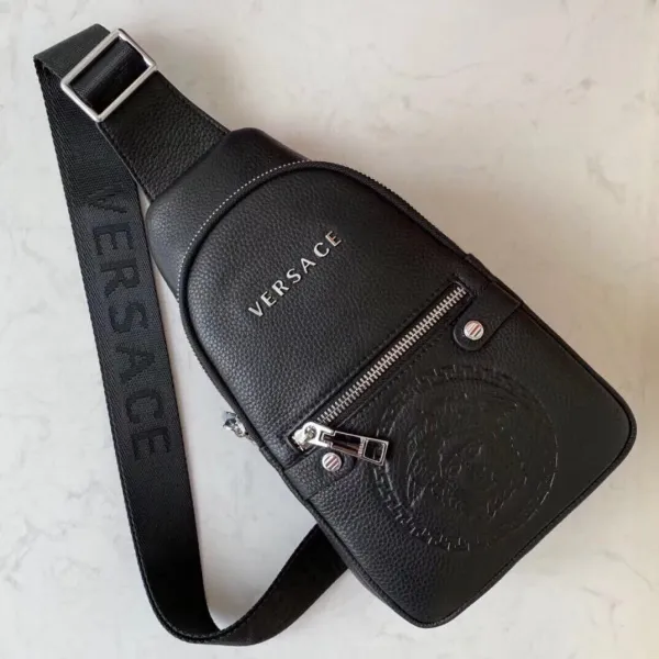 【2026】【VERSACE 公式 旗艦店】ヴェルサーチ 胸ポケット当日出荷 好評に付き再入荷!29*16*6CM 【2026】【VERSACE 公式 旗艦店】ヴェルサーチ 胸ポケット当日出荷 好評に付き再入荷!29*16*6CM