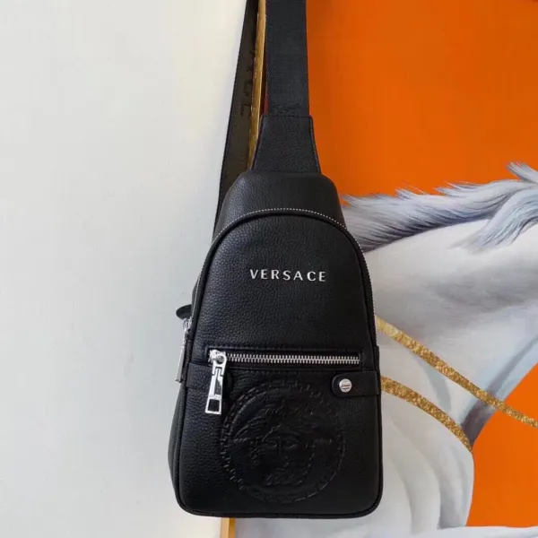 【2026】【VERSACE 公式 旗艦店】ヴェルサーチ 胸ポケット当日出荷 好評に付き再入荷!29*16*6CM 【2026】【VERSACE 公式 旗艦店】ヴェルサーチ 胸ポケット当日出荷 好評に付き再入荷!29*16*6CM