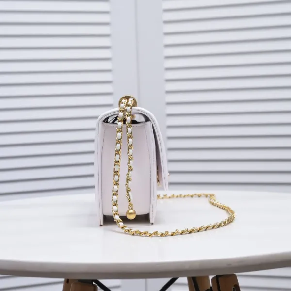 【2026】【CHANEL 公式旗艦店】シャネル ショルダーバッグ 当日出荷 好評に付き再入荷!23*14*8CM 【2026】【CHANEL 公式旗艦店】シャネル ショルダーバッグ 当日出荷 好評に付き再入荷!23*14*8CM