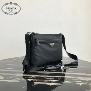 【2026】【PRADA 公式 旗艦店】プラダ ショルダーバッグ 当日出荷 好評に付き再入荷!31*23*9CM 【2026】【PRADA 公式 旗艦店】プラダ ショルダーバッグ 当日出荷 好評に付き再入荷!31*23*9CM