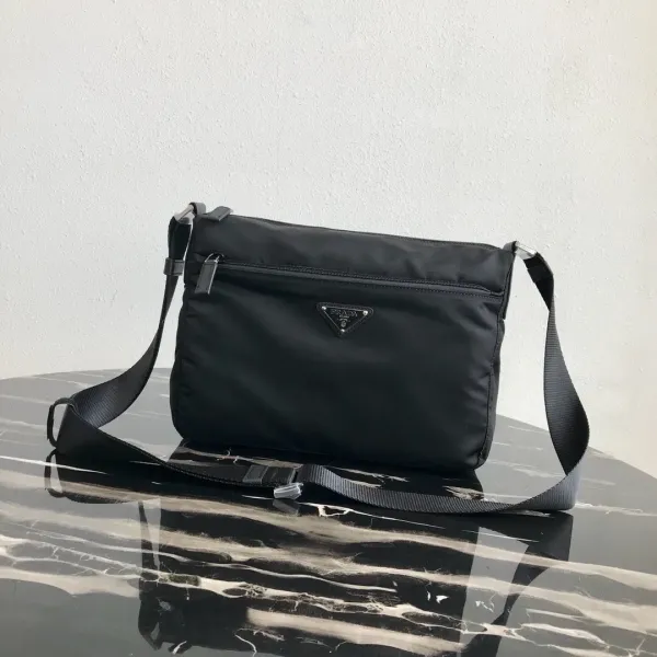 【2026】【PRADA 公式 旗艦店】プラダ ショルダーバッグ 当日出荷 好評に付き再入荷!31*23*9CM 【2026】【PRADA 公式 旗艦店】プラダ ショルダーバッグ 当日出荷 好評に付き再入荷!31*23*9CM