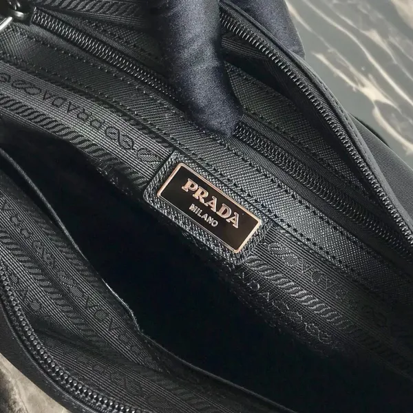 【2026】【PRADA 公式 旗艦店】プラダ ショルダーバッグ 当日出荷 好評に付き再入荷!31*23*9CM 【2026】【PRADA 公式 旗艦店】プラダ ショルダーバッグ 当日出荷 好評に付き再入荷!31*23*9CM