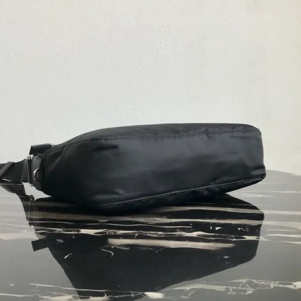 【2026】【PRADA 公式 旗艦店】プラダ ショルダーバッグ 当日出荷 好評に付き再入荷!31*23*9CM 【2026】【PRADA 公式 旗艦店】プラダ ショルダーバッグ 当日出荷 好評に付き再入荷!31*23*9CM