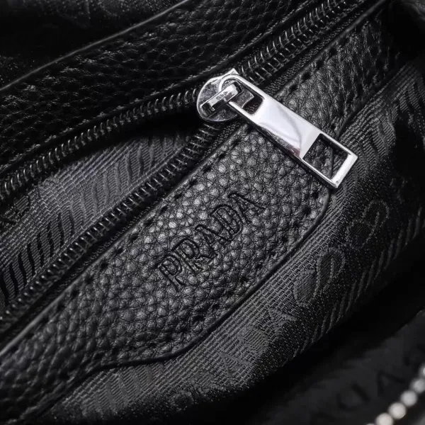 【2026】【PRADA 公式 旗艦店】プラダ ショルダーバッグ 当日出荷 好評に付き再入荷!23*27*5CM 【2026】【PRADA 公式 旗艦店】プラダ ショルダーバッグ 当日出荷 好評に付き再入荷!23*27*5CM