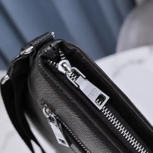 【2026】【PRADA 公式 旗艦店】プラダ ショルダーバッグ 当日出荷 好評に付き再入荷!23*27*5CM 【2026】【PRADA 公式 旗艦店】プラダ ショルダーバッグ 当日出荷 好評に付き再入荷!23*27*5CM