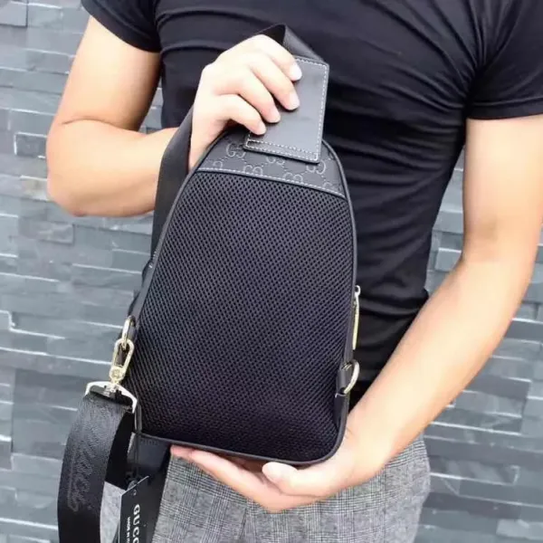 【2026】【GUCCI 公式 旗艦店】クッチ  胸ポケット 当日出荷 好評に付き再入荷！19*20*5CM
