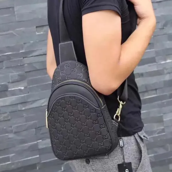 【2026】【GUCCI 公式 旗艦店】クッチ  胸ポケット 当日出荷 好評に付き再入荷！19*20*5CM