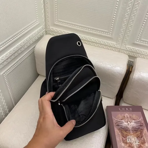 【2026】【 PRADA 公式旗艦店】プラダ 胸ポケット 当日出荷 好評に付き再入荷!29*17*6.5CM 【2026】【 PRADA 公式旗艦店】プラダ 胸ポケット 当日出荷 好評に付き再入荷!29*17*6.5CM