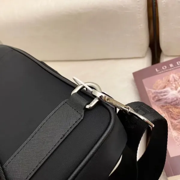 【2026】【 PRADA 公式旗艦店】プラダ 胸ポケット 当日出荷 好評に付き再入荷!29*17*6.5CM 【2026】【 PRADA 公式旗艦店】プラダ 胸ポケット 当日出荷 好評に付き再入荷!29*17*6.5CM
