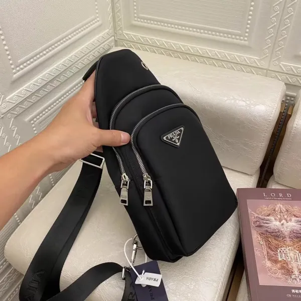 【2026】【 PRADA 公式旗艦店】プラダ 胸ポケット 当日出荷 好評に付き再入荷!29*17*6.5CM 【2026】【 PRADA 公式旗艦店】プラダ 胸ポケット 当日出荷 好評に付き再入荷!29*17*6.5CM