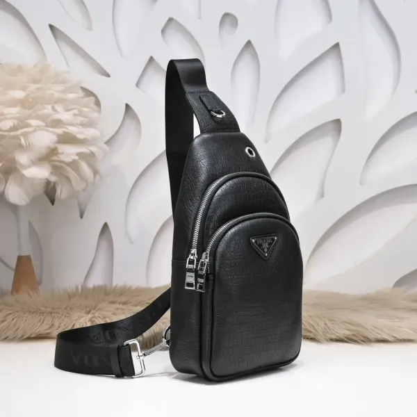 【2026】【 PRADA 公式旗艦店】プラダ   胸ポケット  当日出荷 好評に付き再入荷！27*18*7CM