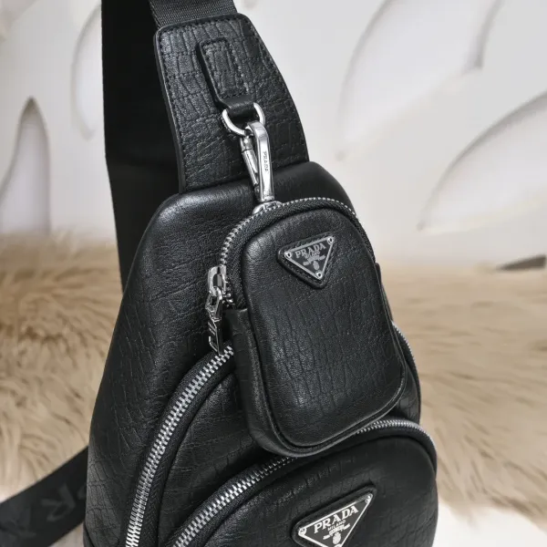 【2026】【 PRADA 公式旗艦店】プラダ   胸ポケット  当日出荷 好評に付き再入荷！27*18*7CM