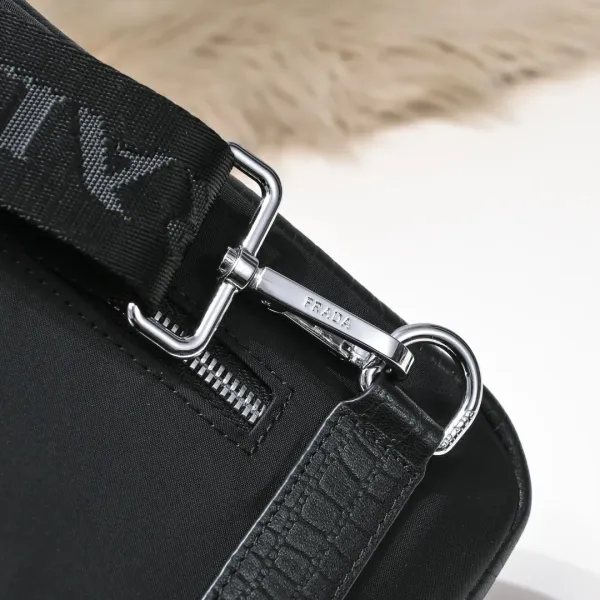 【2026】【 PRADA 公式旗艦店】プラダ   胸ポケット  当日出荷 好評に付き再入荷！27*18*7CM