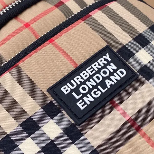 【2026】【BURBERRY 公式旗艦店】バーバリー 胸ポケット 当日出荷 好評に付き再入荷!30*17.5*5CM 【2026】【BURBERRY 公式旗艦店】バーバリー 胸ポケット 当日出荷 好評に付き再入荷!30*17.5*5CM