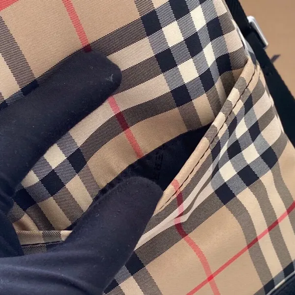 【2026】【BURBERRY 公式旗艦店】バーバリー 胸ポケット 当日出荷 好評に付き再入荷!30*17.5*5CM 【2026】【BURBERRY 公式旗艦店】バーバリー 胸ポケット 当日出荷 好評に付き再入荷!30*17.5*5CM