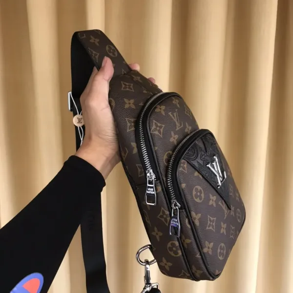 【2026】【LOUIS VUITTON  公式 旗艦店】 ルイヴィトン   胸ポケット当日出荷 好評に付き再入荷！29*16*6CM