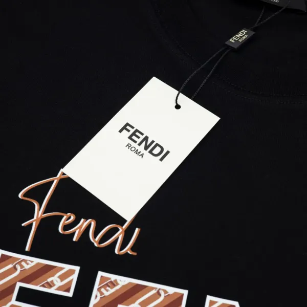 【2026】【FENDI 公式旗艦店】フェンディ Tシャツご好評に付き再入荷! 【2026】【FENDI 公式旗艦店】フェンディ Tシャツご好評に付き再入荷!