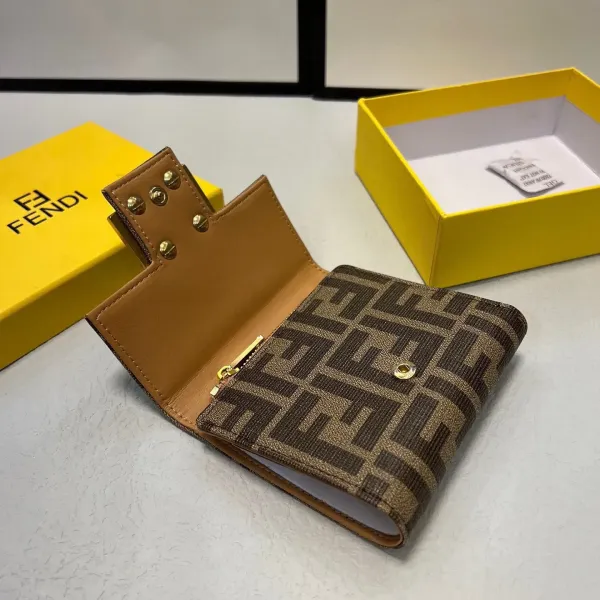 【2026】【FENDI 公式 旗艦店】フェンディ 財布 当日出荷 好評に付き再入荷!11*10cm 【2026】【FENDI 公式 旗艦店】フェンディ 財布 当日出荷 好評に付き再入荷!11*10cm