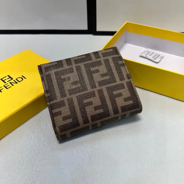 【2026】【FENDI 公式 旗艦店】フェンディ 財布 当日出荷 好評に付き再入荷!11*10cm 【2026】【FENDI 公式 旗艦店】フェンディ 財布 当日出荷 好評に付き再入荷!11*10cm