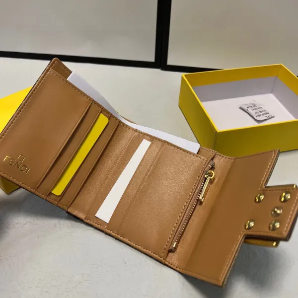 【2026】【FENDI 公式 旗艦店】フェンディ 財布 当日出荷 好評に付き再入荷!11*10cm 【2026】【FENDI 公式 旗艦店】フェンディ 財布 当日出荷 好評に付き再入荷!11*10cm