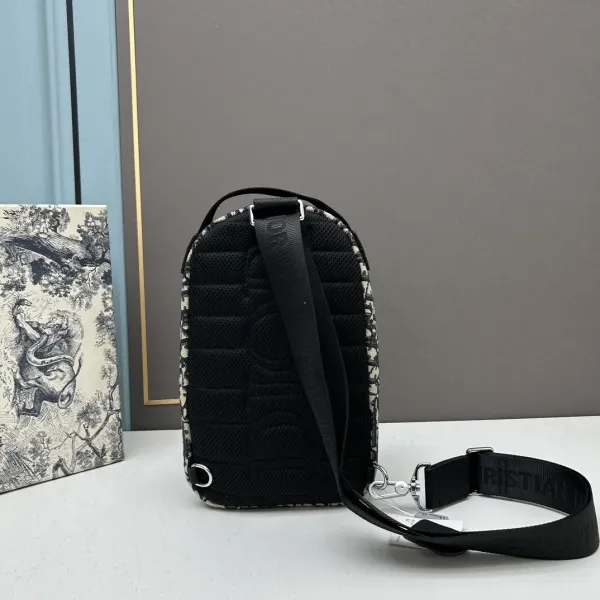 【2026】【DIOR 公式 旗艦店】ディオール リュックサック当日出荷 好評に付き再入荷!17*27*8cm 【2026】【DIOR 公式 旗艦店】ディオール リュックサック当日出荷 好評に付き再入荷!17*27*8cm