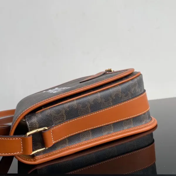 【2026】【CELINE 公式 旗艦店】セリーヌ ショルダーバッグ 出荷 好評に付き再入荷!31*24*9CM 【2026】【CELINE 公式 旗艦店】セリーヌ ショルダーバッグ 出荷 好評に付き再入荷!31*24*9CM