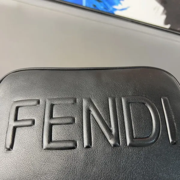 【2026】【FENDI  公式旗艦店】フェンディ   ショルダーバッグ 当日出荷 好評に付き再入荷！22*14CM