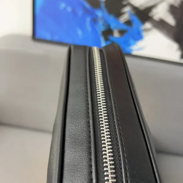 【2026】【FENDI  公式旗艦店】フェンディ   ショルダーバッグ 当日出荷 好評に付き再入荷！22*14CM