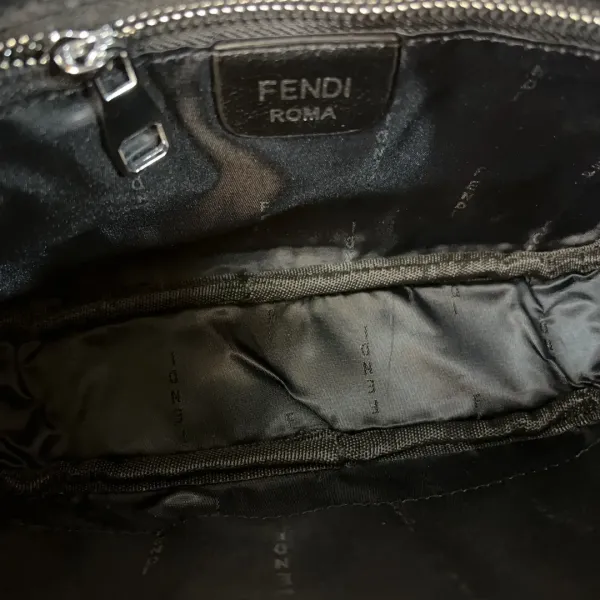 【2026】【FENDI  公式旗艦店】フェンディ   ショルダーバッグ 当日出荷 好評に付き再入荷！22*14CM