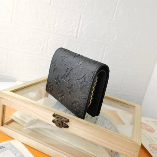 【2026】【LOUIS VUITTON公式 旗艦店】ルイヴィトン 財布 当日出荷 好評に付き再入荷!11*8.5*3.5CM 【2026】【LOUIS VUITTON公式 旗艦店】ルイヴィトン 財布 当日出荷 好評に付き再入荷!11*8.5*3.5CM