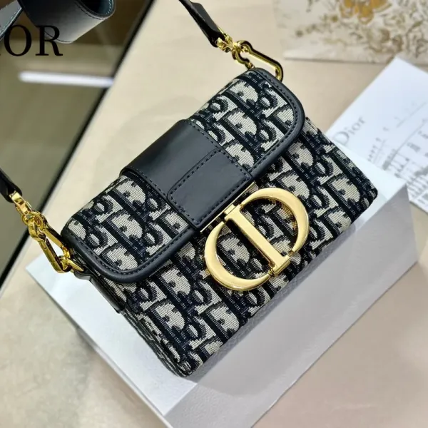 【2026】【DIOR 公式 旗艦店】ディオール ショルダーバッグ 当日出荷 好評に付き再入荷!19*14.5CM 【2026】【DIOR 公式 旗艦店】ディオール ショルダーバッグ 当日出荷 好評に付き再入荷!19*14.5CM
