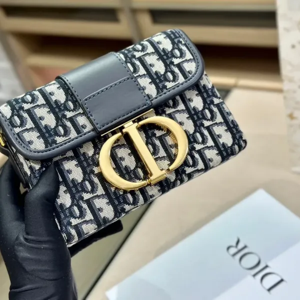 【2026】【DIOR 公式 旗艦店】ディオール ショルダーバッグ 当日出荷 好評に付き再入荷!19*14.5CM 【2026】【DIOR 公式 旗艦店】ディオール ショルダーバッグ 当日出荷 好評に付き再入荷!19*14.5CM